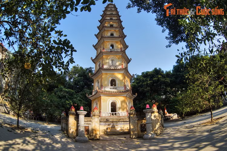 Tòa tháp có tất cả 10 tầng, chiều cao khoảng 20 mét, mang kiểu dáng một tòa Cửu Phẩm Liên Hoa. Mỗi tầng tháp Diệu Quang có 6 cạnh, độ rộng các cạnh và chiều cao giảm dần từ tầng thấp lên tầng cao.