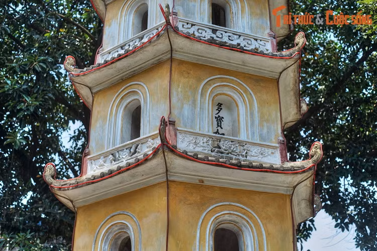 Vào thời thuộc địa, tháp Diệu Quang của chùa Liên Phái từng được coi là một công trình kiến trúc đặc trưng của Hà Nội, xuất hiện trong nhiều bộ bưu ảnh thời kỳ này. Sau hơn 100 năm tồn tại, tòa tháp vẫn được gìn giữ nguyên vẹn.