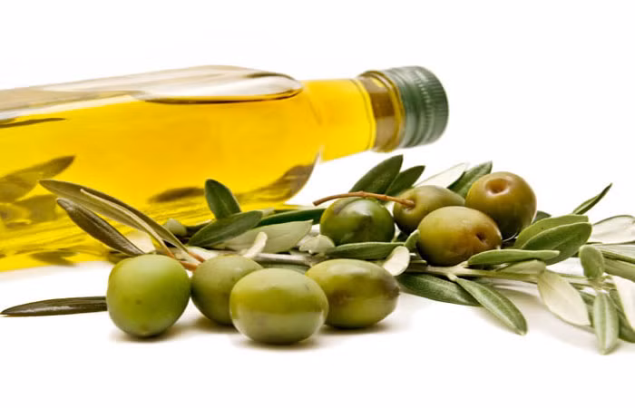 Dầu ô liu chứa chất béo không bão hòa đơn và oleocanthal có lợi cho tim. Hợp chất phenolic tự nhiên này có tính chất tương tự như thuốc chống viêm. Oleocanthal làm suy giảm việc sản sinh ra các enzym gây viêm. Dầu ô liu rất hữu hiệu trong việc khắc phục chứng viêm xương khớp, thấp khớp. 
