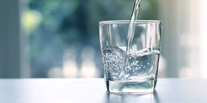 Nước sẽ giúp cơ thể bạn bài tiết các độc tố trong cơ thể một cách dễ dàng, từ đó giúp bạn loại bỏ độc tố gây ra chứng đau đầu, chóng mặt nhanh chóng. Ảnh: bbcgoodfood.