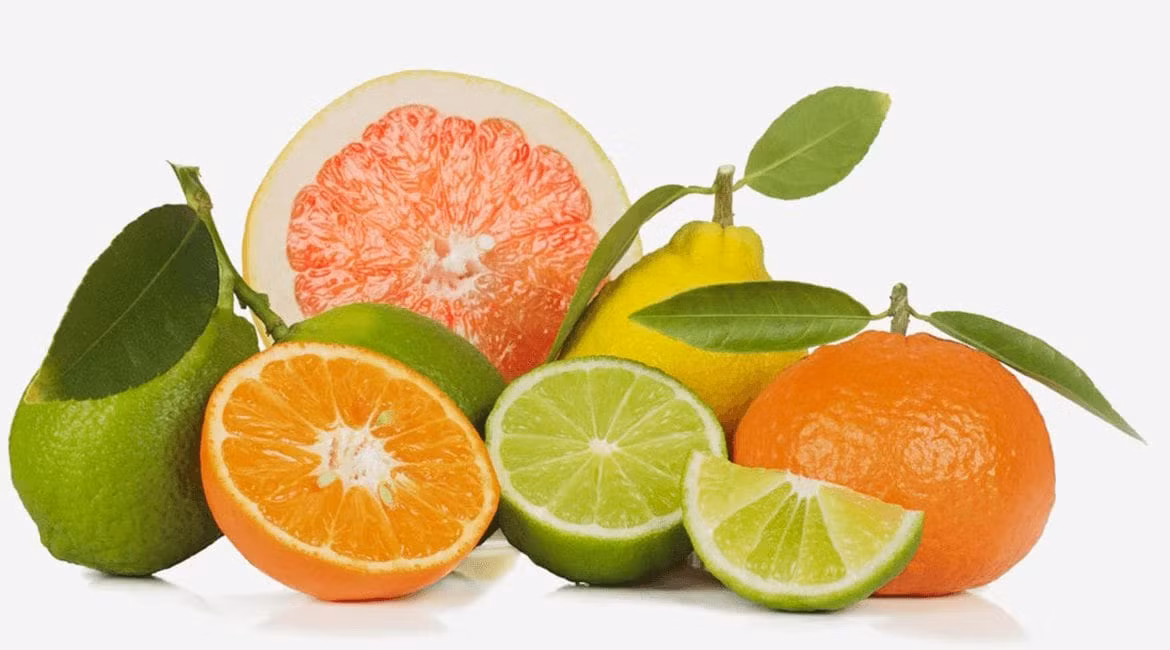 Theo các chuyên gia Nhật Bản, việc ăn các loại thực phẩm giàu vitamin C có thể điều trị bệnh Meniere (có liên quan đến chứng chóng mặt) rất hiệu quả. Ảnh: thefitglobal.