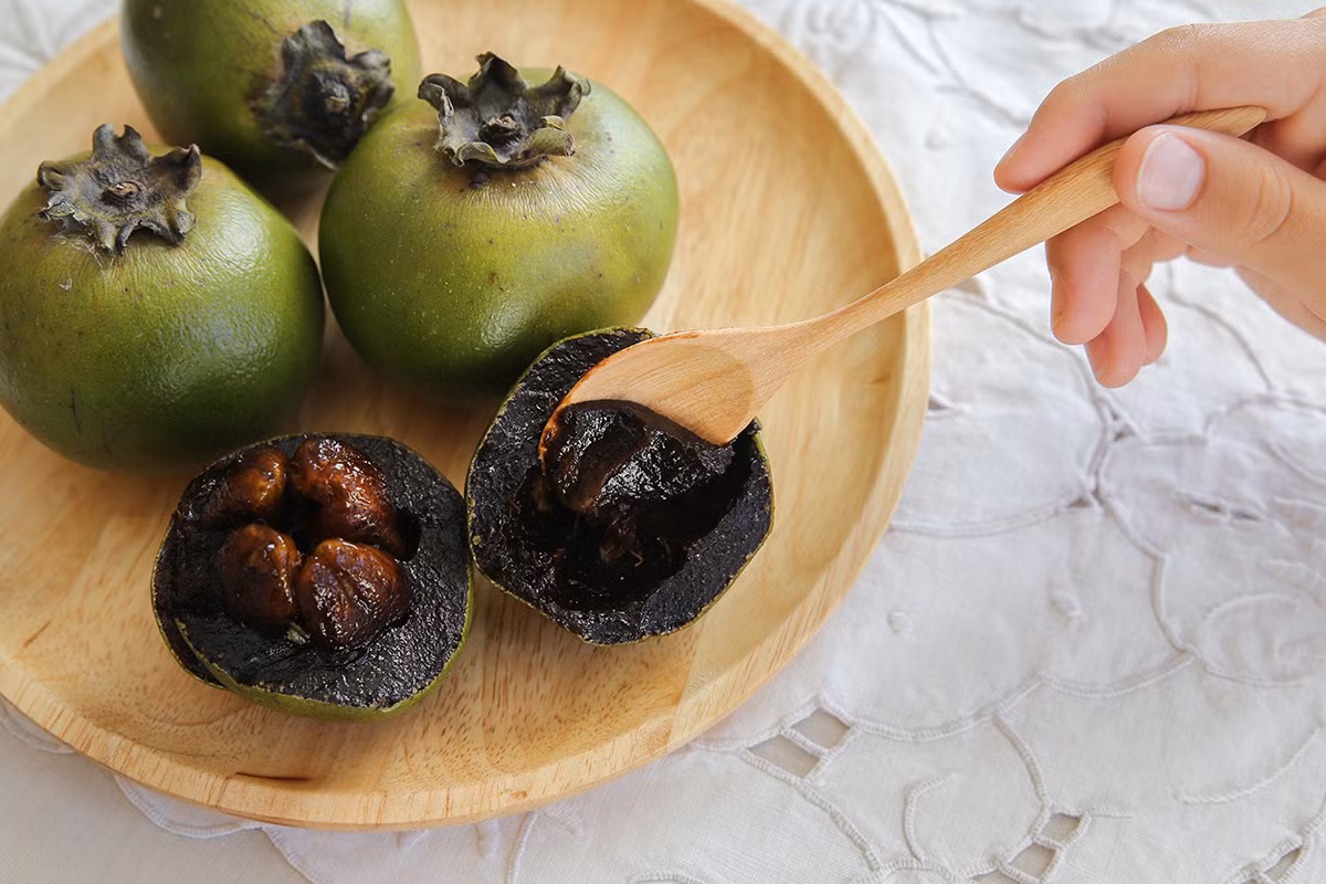 Ăn hồng đen thường xuyên còn giúp sáng mắt, giảm nguy cơ nhiễm trùng mắt. Ảnh: redlandfruitandspice.