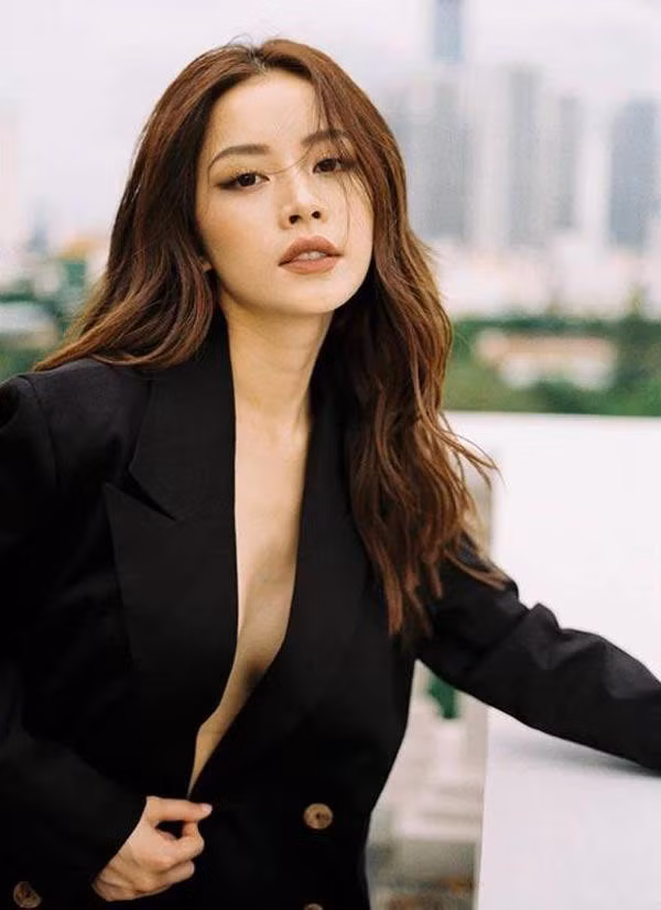 Chi Pu cũng từng mặc vest thả ngực trần khiến fan phát sốt. Ảnh: livenews.