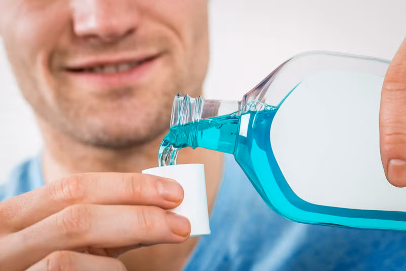 Không có tác dụng khử mùi hôi cơ thể, nước súc miệng còn có thể giúp bạn loại bỏ mùi hôi ở thùng rác. Ảnh: voiceofwadi.
