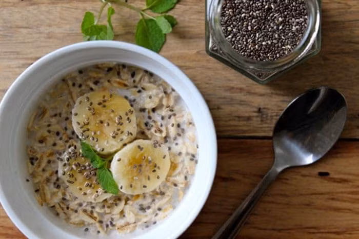 Rau hẹ hoặc cải bó xôi thái nhuyễn. Tiếp theo cho vào 2 muỗng hạt chia. Sau đó đánh đều hỗn hợp cùng trứng rồi đem chiên. Ảnh: giamcandep.