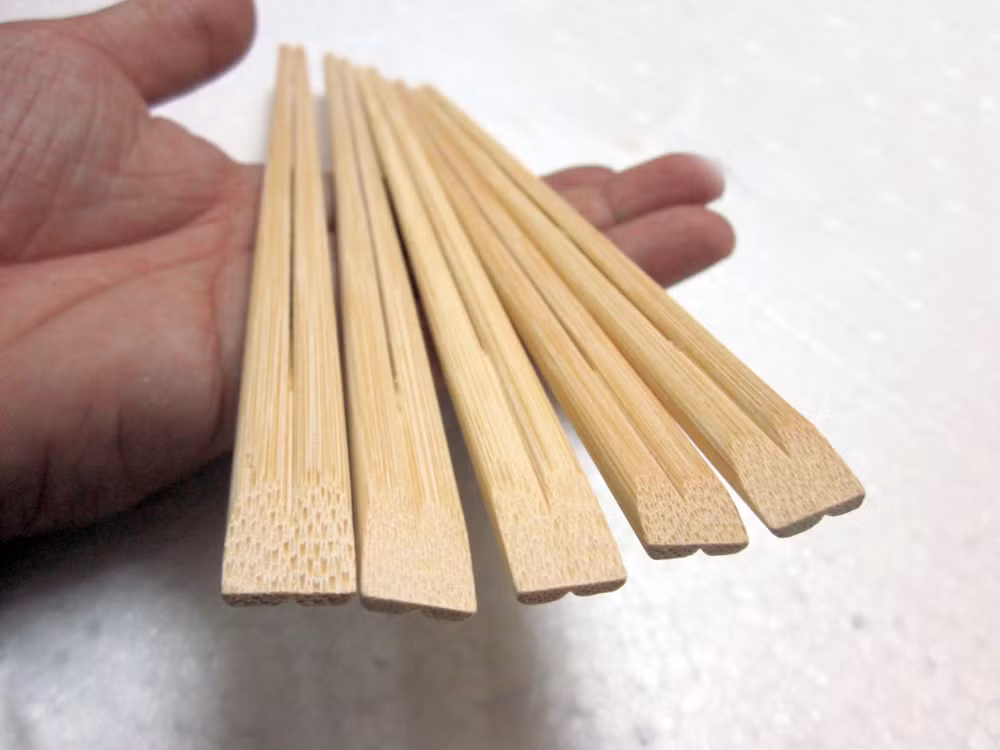 Trong khi đó, nhiều nhà sản xuất lại đánh bóng cho đũa dùng một lần bằng bột talc. Loại bột này nếu tiếp xúc nhiều sẽ gây hại cho phổi. Ảnh: vatgia.