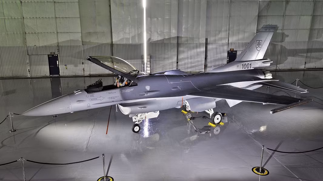 F-16 - giống như bất kỳ máy bay nào khác, tuân theo các định luật vật lý, một trong số đó là khái niệm lực cản. Lực cản là lực khí động học chống lại chuyển động của máy bay trong không khí.