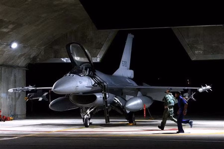Hơn nữa, thiết kế của F-16 mặc dù có tính khí động học cao nhưng lại không được tối ưu hóa để bay liên tục ở tốc độ gần Mach 1,9. Khung máy bay bất chấp được thiết kế để giảm thiểu lực cản, nhưng vẫn tạo ra trở ngại đáng kể ở tốc độ như vậy.