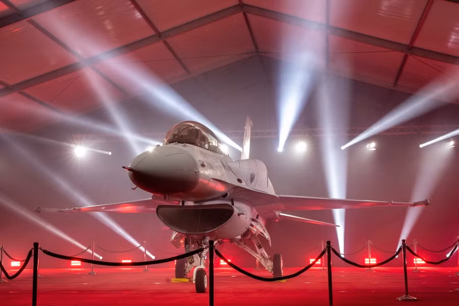 Cuối cùng, động cơ của F-16 không được thiết kế để duy trì lực đẩy cần thiết nhằm vượt qua lực cản ở tốc độ cao như trên trong thời gian dài.