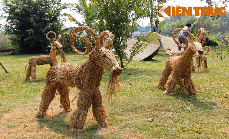Đường hoa Nguyễn Huệ từ lâu đã trở thành thương hiệu Tết của TP HCM và là điểm du xuân được đông đảo người dân, kiều bào và du khách chờ đón. Năm nay, đường Nguyễn Huệ đang được chỉnh trang thành Quảng trường đi bộ nên đường hoa được tạm dời về Hàm Nghi với tên gọi Đường hoa Tết Ất Mùi 2015. 