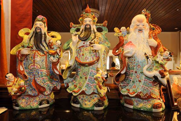 Tượng 3 ông Phúc – Lộc – Thọ: Ba ông Phúc – Lộc – Thọ hay còn gọi là ba ông Tam Đa là biểu tượng của phúc đức, tài lộc và sức khỏe. Hình ảnh Phúc – Lộc – Thọ trong thực tế được miêu tả qua tranh ảnh, tượng gỗ đẹp, tượng đá,…đều khá thống nhất. Hình ảnh ông Phúc là một ông già râu dài, mặt tươi cười rạng rỡ và trên tay bế một đứa trẻ. Hình ảnh này thể hiện sự vui vẻ và hạnh phúc khi đạt được mong ước con cháu đủ đầy. Hình ảnh ông Lộc là một vị quan tướng mạo cân đối với áo mũ, cân đai sang trọng, trên tay cầm gậy như ý. Hình ảnh này thể hiện sự giàu sang, phú quý và đủ đầy về mặt tiền bạc. Ngược lại, hình ảnh ông Thọ là một ông già râu dài, hói đầu và trên tay cầm quả đào. Hình ảnh này với điểm nhấn đặc biệt là quả đào đại diện cho sự trường thọ và sức khỏe dẻo dai.