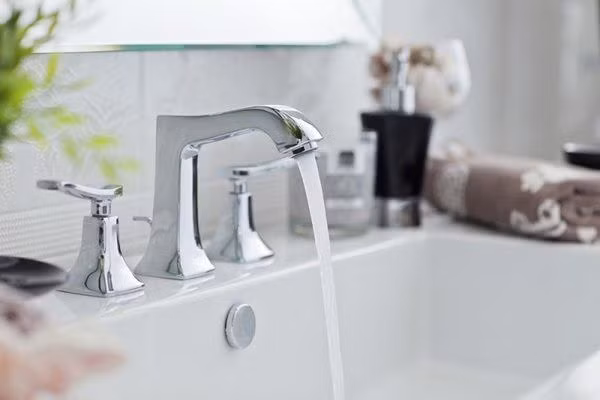 Tích trữ nước nhiều càng tốt: Tất cả mọi nhà đều cần nhiều nước – yếu tố phong thủy giúp thu hút nhiều lợi nhuận và tài lộc. Nhiều gia đình quan niệm khi bị hết nước thì tài lộc sẽ ngừng do vậy họ hay tích trữ nước trong các chai nước lớn ở khắp các ngõ ngách trong nhà.