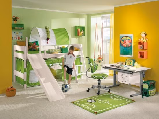 Các màu sắc tượng trưng cho những màu của Ngũ hành (Kim, Mộc, Thủy, Hỏa, Thổ). Mỗi người có mệnh khác nhau nên sẽ hợp với một màu theo theo Ngũ hành nhất định. Hãy đặt nhiều đồ vật hợp màu với mệnh của gia chủ giúp đem lại nhiều may mắn, thịnh vượng và tài lộc đến cho ngôi nhà. Nếu như bạn không biết màu nào phù hợp nhất thì hãy lấy màu trắng hoặc trắng sữa làm chủ đạo, không nên sử dụng gam màu đỏ để trang trí nhà vì không có lợi cho khí vận của cả gia đình.