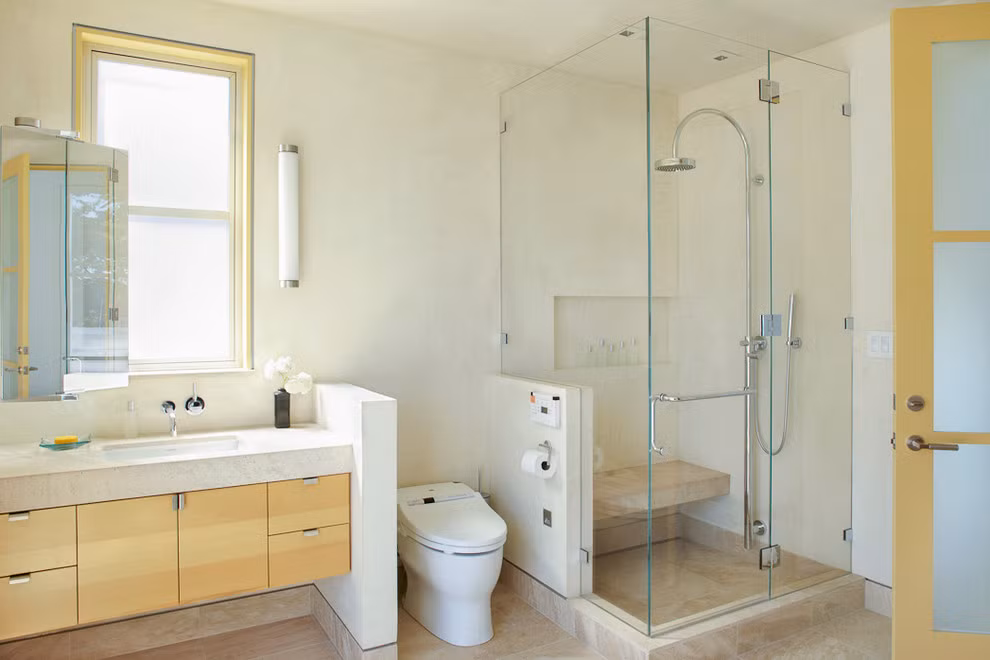 Bồn cầu nên đặt cách xa và vuông góc với cánh cửa. Ảnh: Madebymood.