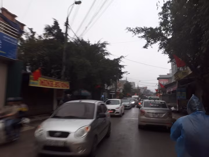 Thời tiết tại khu vực chùa Hương có mưa phùn nhưng du khách vẫn ùn ùn kéo nhau đến trẩy hội.