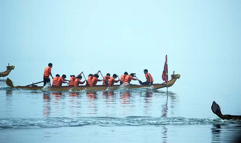 Các đội đua cùng nhau tranh tài đầy kịch tính trên hồ Tây.