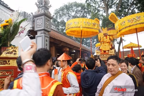 Chuẩn bị hạ kiệu ở sân đình. Ảnh: Tường Bách.