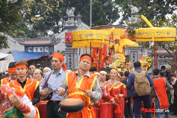 Theo tục lệ của làng, những người được chọn vào vai vua thường trên 70 tuổi, người đóng vai chúa là 70 tuổi. Ảnh: Tường Bách.
