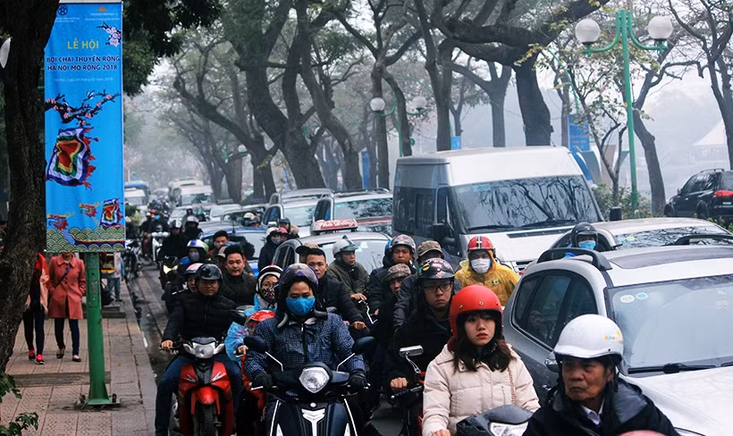 Đường Thanh Niên - đoạn đường tổ chức lễ hội thường xuyên xảy ra tình trạng ùn tắc, các phương tiện di chuyển từ từ trong sáng nay.