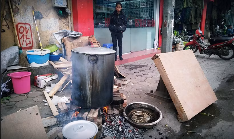 Tuy nhiên, hiện nay ở một số khu vực trung tâm thành phố Hà Nội, nhiều gia đình không có chỗ để nấu bánh chưng nên đành phải tạo lò, đốt lửa nấu bánh ngay trên vỉa hè.