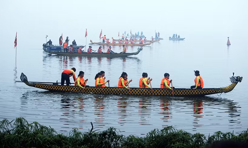 Đoạn đường tổ chức đua thuyền rồng là đường Thanh Niên, dài 600m (từ chùa Trấn Quốc đến vườn hoa Lý Tự Trọng).