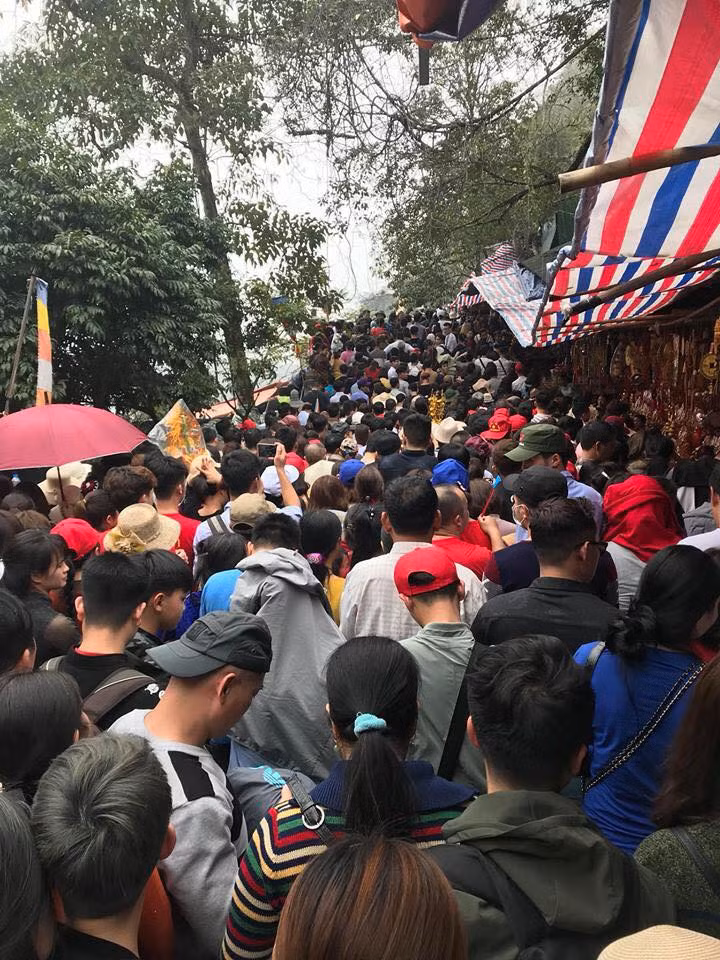 Ngày mai (21/2), chùa Hương mới khai hội, nhưng từ ngày 20/2 đã có hàng nghìn du khách thập phương đến trẩy hội.