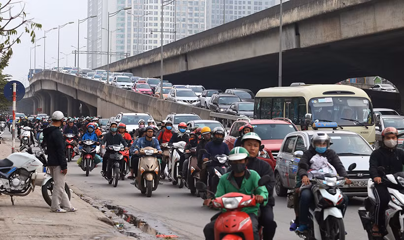 Lối dẫn từ trên đường vành đai 3 trên cao xuống đường Nguyễn Xiển (Hà Nội), bắt đầu ùn tắc từ lúc 16h30 chiều nay. Trao đổi nhanh với PV Kiến Thức tại hiện trường, một lãnh đạo Đội CSGT số 7 (Phòng CSGT, Công an TP Hà Nội) cho biết: "Đơn vị đã huy động toàn bộ lực lượng làm nhiệm vụ tại các chốt điểm thường xuyên hay ùn tắc để đảm bảo điều tiết, phân luồng, giúp người dân về Thủ đô được thuận lợi hơn".