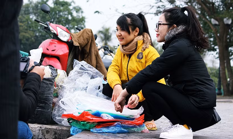 Như mọi năm, để hạn chế tình trạng thả túi nilon cùng cá xuống sông, các học sinh, sinh viên tình nguyện đã bố trí sẵn tại nhiều điểm người dân hay tới thả cá để vận động mọi người giữ vệ sinh môi trường, cũng như thu gom rác thải.