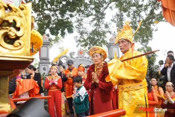 Kết thúc lễ rước, tất cả đến đền Sái làm lễ.