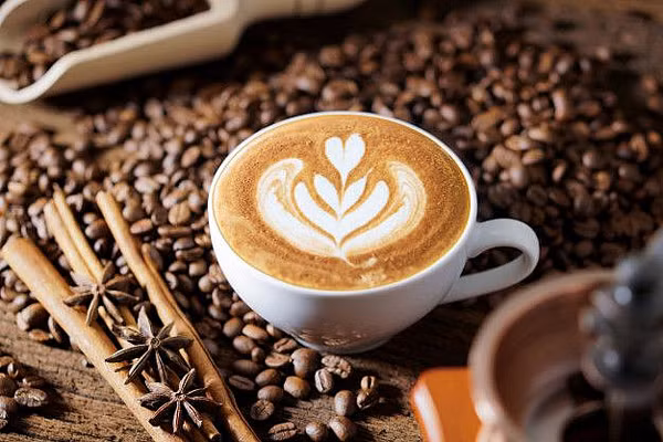 Đặc biệt, cà phê chứa lượng lớn caffeine mang lại cảm giác tỉnh táo, giảm bớt mệt mỏi. Dù tốt song có thời điểm không nên uống cà phê. Bất chấp thưởng thức có thể gây hại sức khỏe, thậm chí được ví như “đầu độc” cơ thể.