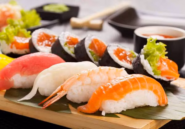 Do có thành phần là cơm nên sushi sẽ khiến bạn nhanh có cảm giác no bụng. Dù rất ngon nhưng để đảm bảo có thể thưởng thức đa dạng các món khác, bạn chỉ nên ăn 1 lượng chừng mực.