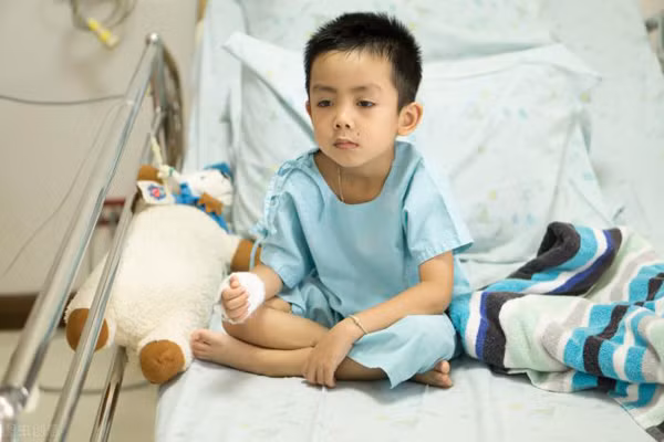 Không những vậy, thể trạng của DuDu cũng không tốt. Mỗi khi chuyển mùa, cậu bé dễ bị cảm sốt nên việc chăm sóc khá vất vả.