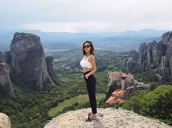 Thời điểm mới nổi tiếng, hình ảnh Carina xuất sắc khiến nhiều người còn nhầm tưởng cô là người mẫu chuyên nghiệp. Khi biết cô làm nghề y tá, không ít người hâm mộ bày tỏ muốn được trở thành bệnh nhân của Carina bởi cô quá xinh đẹp.