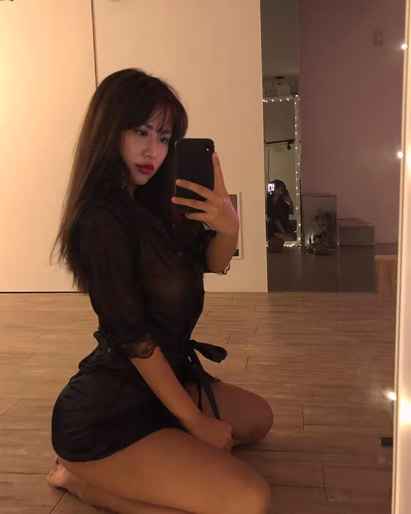 Theo đuổi phong cách đa dạng, có phần nóng bỏng, Carina cũng gặp không ít rắc rối. Nhiều người cho rằng cô cố tình phô phang để được nổi tiếng, làm y tá thì không nên “khoe thân” như vậy.