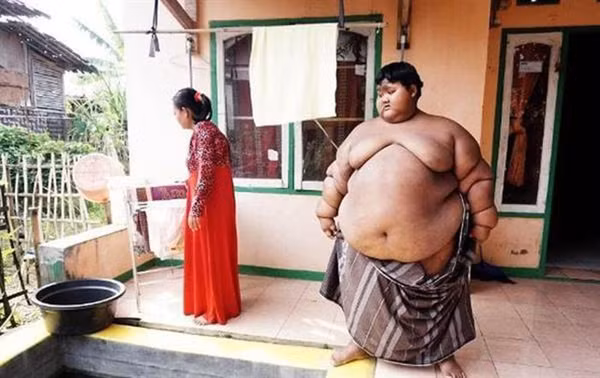 Không những vậy, Arya còn lười vận động. Cậu thường chỉ nằm trên ghế sofa hoặc trên giường để thưởng thức đồ ăn và xem điện thoại.