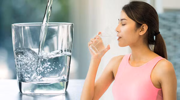 Uống đủ nước mỗi ngày. Nước chiếm 70% cơ thể, tham gia vào toàn bộ quá trình trao đổi chất. Để cơ thể vận hành trơn tru, các nhà khoa học khuyên một người trưởng thành nên đảm bảo 1500-2000ml mỗi ngày. Không đợi đến khi khát mới uống. Nước lọc là loại phù hợp nhất. Tuy nhiên, không nên uống quá nhiều trước khi đi ngủ. Việc làm này có thể làm tăng gánh nặng cho thận, tăng nguy cơ phù nề.