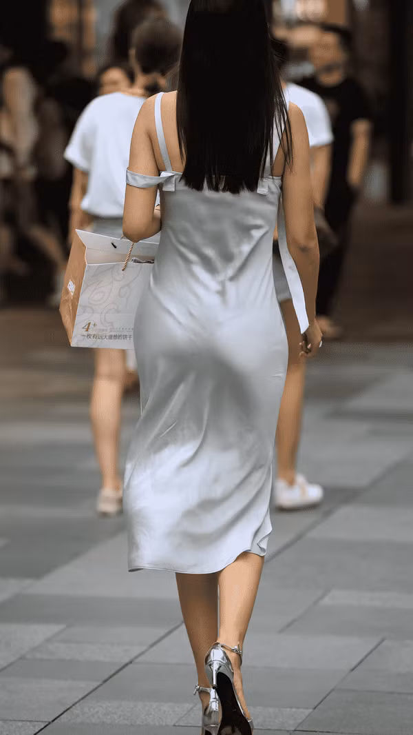Được biết, chiếc đầm cô gái chọn được thiết kế theo phong cách đồ ngủ. Phong cách thời trang này xuất hiện từ lâu song được các nhà mốt thế giới lăng xê trở lại những năm 2014-2015.