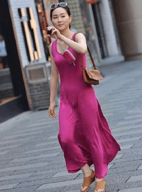Không ít cô nàng trở thành thảm họa thời trang, tâm điểm chú ý của người qua đường khi mặc chiếc váy phòng the nhăn nhúm xuống phố. Đặc biệt, mẫu váy thường được thiết kế với chất liệu vải mỏng, dễ xô và để lại vết hằn nội y kém duyên.