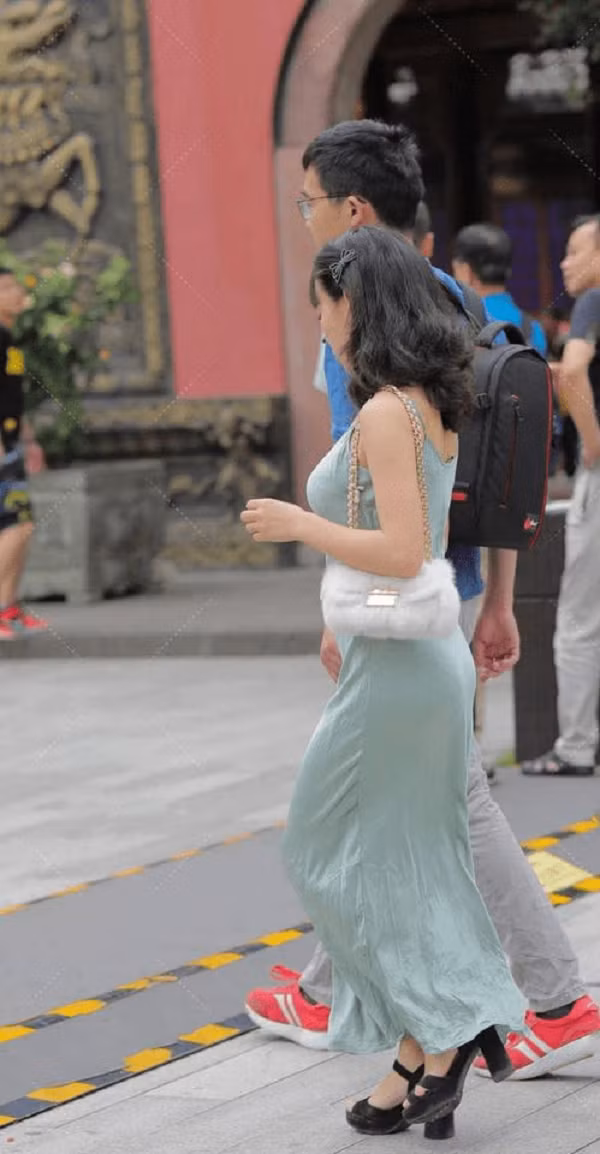 Ngoài việc chọn mẫu váy ấn tượng, cô gái còn được đánh giá cao khi chọn phụ kiện đi kèm. Chiếc túi lông thú nhỏ màu trắng cùng giày cao gót đơn sắc giúp tổng thể của người mặc vô cùng hài hòa.