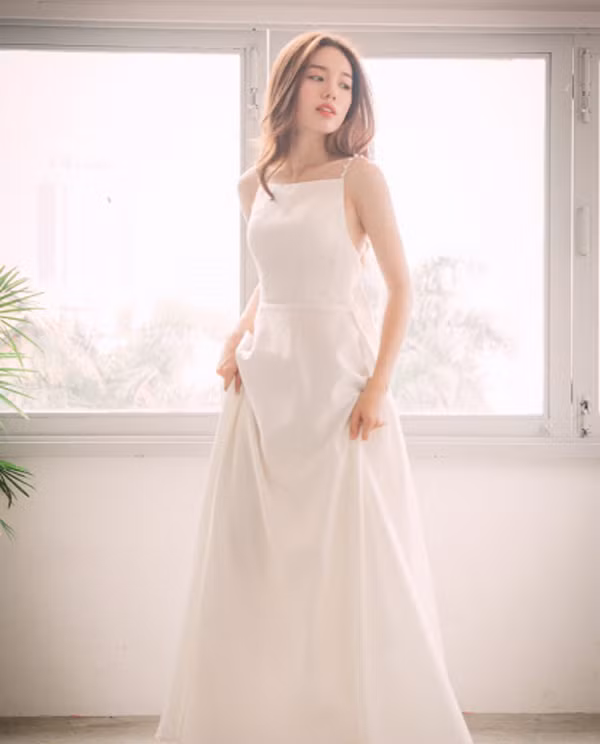  Phong cách tối giản ngày càng được ưu ái trong làng thời trang. Những chiếc váy thiết kế theo phong cách này có sự đơn giản hóa trong thiết kế, đường nét, kiểu dáng hay các chi tiết trang trí.