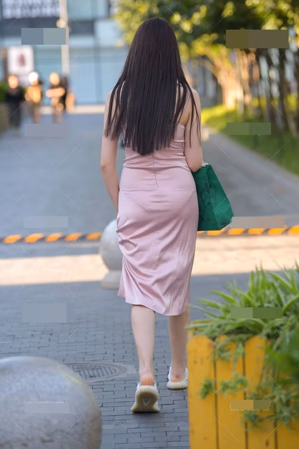 Dù tôn dáng song kiểu váy hai dây mỏng manh làm từ chất liệu chiffon hay satin, phom dáng tối giản không hề dễ mặc.