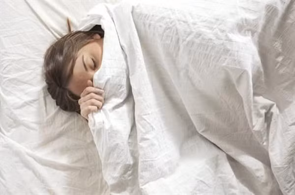 Cuộn mình lại. Cuộn tròn trong chăn cũng là thói quen tai hại buổi sáng cần tránh. Theo chuyên gia tâm lý học đến từ Đại học Harvard Amy Cuddy thì việc duỗi thẳng cơ thể khi còn nằm trên giường (sau khi tỉnh dậy) là cách tuyệt vời để kích hoạt sự tự tin cho cả ngày của bạn.