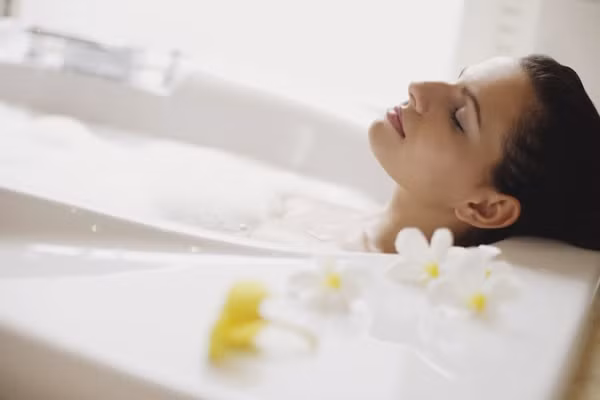 Tắm nước ấm hoặc đắp khăn ấm lên vai. Nếu phải thức khuya, bạn nên tắm nước ấm nhiệt độ 38-40 độ C trước khi ngủ khoảng 10 phút. Việc tắm nước ấm thời điểm này mang lại hiệu quả thúc đẩy lưu thông máu, giúp thư giãn cơ khớp. Tắm nước ấm cũng giúp bạn nhanh chóng chìm vào giấc ngủ sau thời gian làm việc căng thẳng.