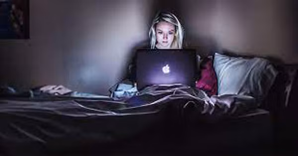 Tránh sử dụng mắt quá mức. Thức khuya khiến mắt phải làm việc quá tải, dẫn đến mỏi, đau, khô mắt... Chính vì vậy, bạn nên để mắt có cơ hội nghỉ ngơi từ 10-15 phút rồi tiếp tục làm việc.