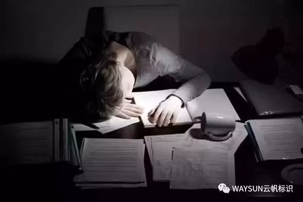 Kết quả nghiên cứu chỉ ra, khoảng thời gian từ 23h đến 3h sáng là lúc cơ thể thực hiện chức năng giải độc, tự phục hồi tốt nhất. Thói quen thức khuya kéo dài khiến cơ thể không có cơ hội phục hồi, lâu dần chức năng hoạt động của cơ thể suy giảm.