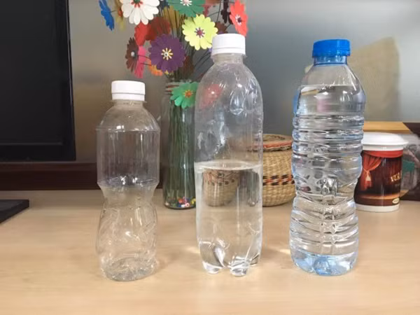 Nguyên nhân bởi nhiều loại chai nước khoáng, nước ngọt được làm từ loại nhựa số 1 – PET. Đây là kí hiệu chỉ loại nhựa chỉ sử dụng duy nhất một lần, nên nếu dùng đi dùng lại có thể gia tăng nguy cơ làm hòa tan các kim loại nặng và hóa chất cấu tạo nên chúng. Các chất này làm ảnh hưởng đến sự cân bằng hóc-môn trong cơ thể. Nhựa PET rất khó để làm sạch, mức độ tái chế của chúng cũng rất thấp (chỉ khoảng 20%) vì vậy tốt nhất là dùng xong hãy vứt chúng đi ngay.