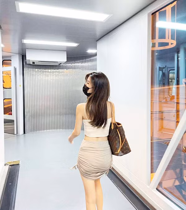 Bộ đồ màu sắc trang nhã giúp cô gái khoe được nước da trắng ngần cùng vóc dáng “mình hạc xương mai”. Tuy nhiên, bộ đồ quá ngắn khiến cô để lộ vùng kín khi ngồi ở ghế chờ.