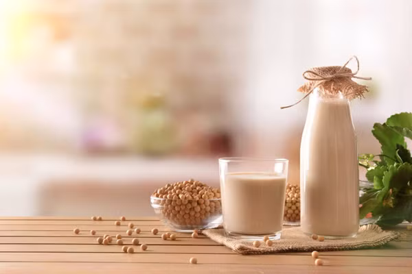 Đối với bé trai, một cốc đậu nành không đủ để gây ra những thay đổi đáng kể về nồng độ estrogen. Trong khi đó, với nam giới trưởng thành, nội tiết tốt androgen trong họ cực cao. Lượng phytoestrogen trong 1 cốc đậu nành không thể mang lại tác dụng ức chế nội tiết tố. Chỉ khi nạp lượng lớn phytoestrogen mới ghi nhận sự ức chế nội tiết tố nhẹ.
