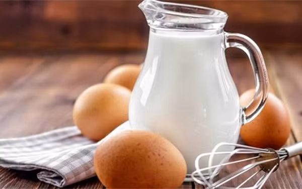Đậu nành không ăn cùng trứng luộc. Trứng luộc giàu protein. Trong khi đó, sữa đậu nành sống có chất ức chế men trypsin. Khi ăn với sữa đậu nành, lòng trắng trứng kết hợp với men trypsin có trong sữa đậu nành sẽ tạo thành hợp chất kết tủa làm cơ thể khó hấp thu.