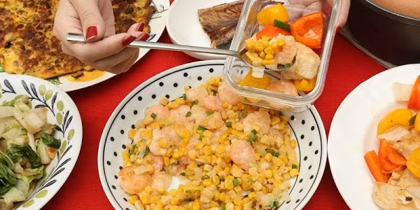 Chuyên gia sức khỏe cho rằng, thỉnh thoảng ăn đồ thừa sẽ không ảnh hưởng nhiều. Tuy nhiên, nếu duy trì thường xuyên sẽ rất hại sức khỏe. Theo thời gian, lượng nitrit trong thực phẩm sẽ tăng lên, gây hại tương tự như bạn thưởng thức đồ muối chua. Ảnh: Internet.